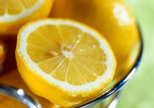 спелые лимоны крупный план