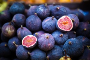 Плоды инжра фиолетово-синие