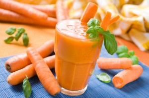 морковный сок в стакане и морковь