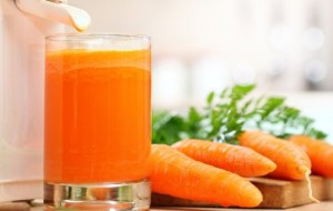 морковный сок в стакане